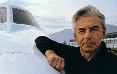 Herbert von Karajan au pied de son avion