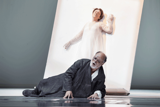 Golaud (Roberto Frontali) et Mélisande (Monica Bacelli scène finale © Simone-Donati-TerraProject-Contrasto