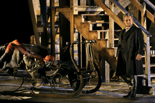 Hunding (Kwangchul Youn) et le cadavre (Patric Seibert) Acte I (final) ©Enrico Nawrath/Bayreuther Festspiele