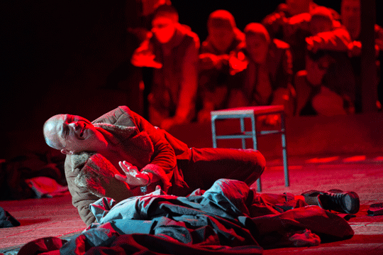 Scène des Furies , Oreste (Christopher Maltman) © Salzburger Festspiele / Monika Rittershaus