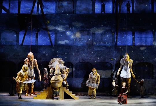 Les figures géantes, une des scènes les plus réussies © Salzburger Festspiele / Ruth Walz