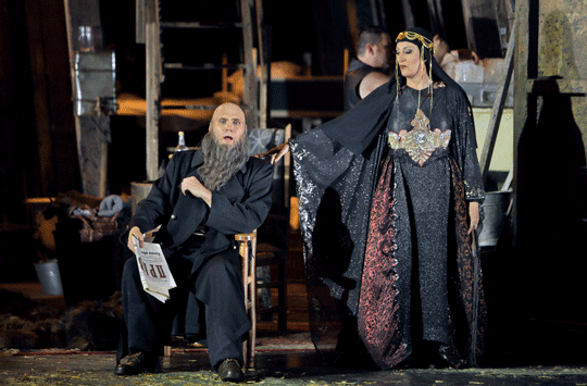 Wotan (John Lundgren), Pravda, et Fricka (Sarah Connolly) ©Bayreuther Festspiele/Enrico Nawrath