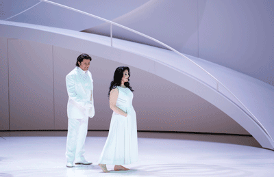 Tout blanc: Marguerite (Maria Agresta) Faust (Piotr Beccala) ©Salzburger Festspiele/Monika Rittershaus